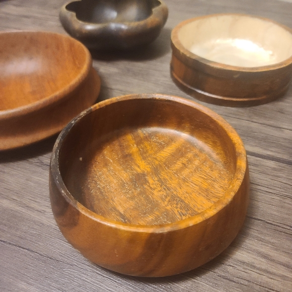 Assorted medium size wooden bowls - Picture 4 of 6